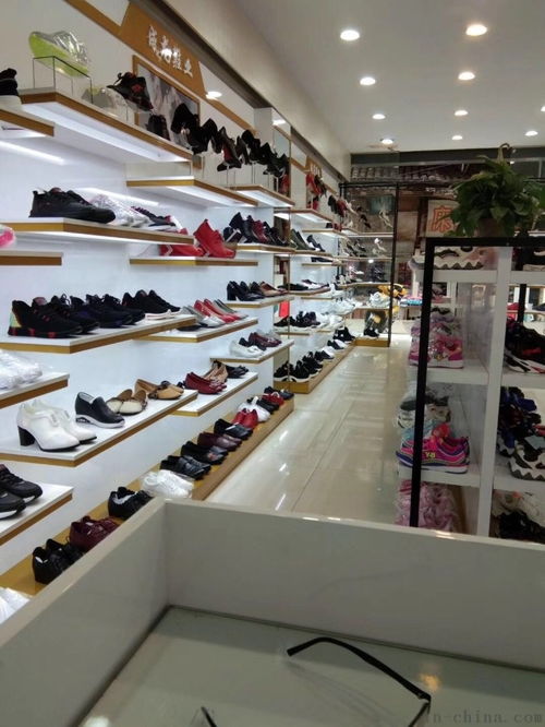 四川廣安展柜定制廠家 南充市高坪區新聯創展示制品廠的專業服裝制造服務